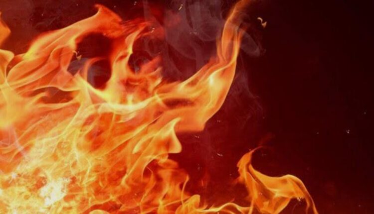 बल्केश्वर में दो दुकानों में लगी भीषण आग