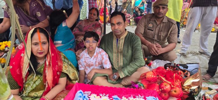 आस्था के महापर्व छठ पूजा पर श्रद्धालुओं ने सूर्य को अर्घ्य देकर परिवार के सुख समृद्धि की कामना की