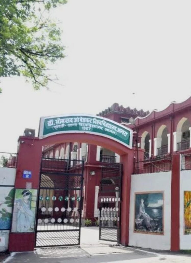 दुष्कर्म आरोपी विश्वविद्यालय प्रोफेसर को पुलिस ने इलाहाबाद से दबोचा