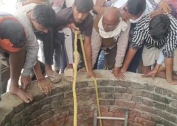 छह वर्षीय मासूम खेलते समय अचानक पास ही बने कुएं में गिरा