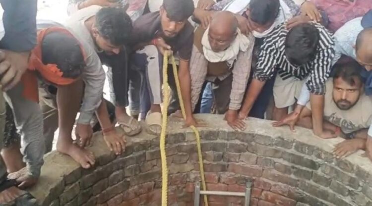छह वर्षीय मासूम खेलते समय अचानक पास ही बने कुएं में गिरा