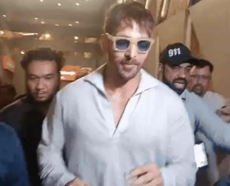 अभिनेता हर्षवर्धन राणे की झलक पाने के लिए सैकड़ों फैंस की उमड़ी भीड़