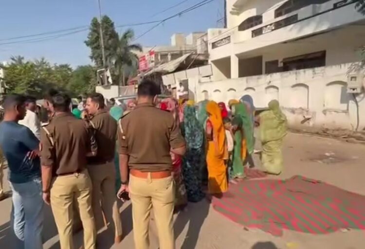 चोर समझकर ऑटो चालक की पिटाई, उपचार के दौरान हुई मौत, परिजनों ने किया हंगामा