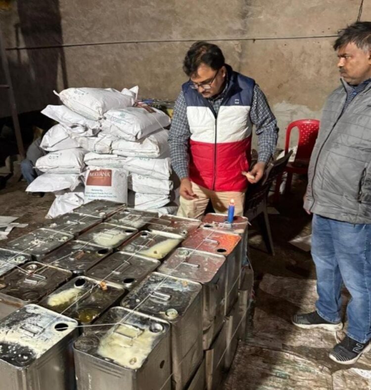 बजरंग डेयरी में नकली 5300 लीटर मिलावटी दूध कराया नष्ट