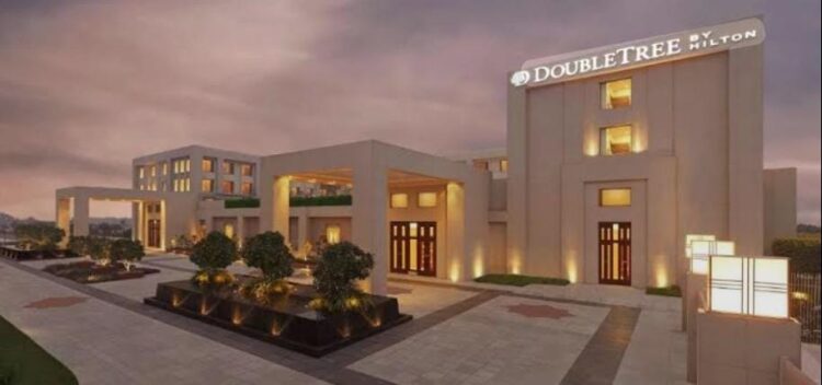 होटल के कमरे से महिला के 10 लाख रुपए के आभूषण चोरी