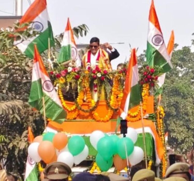 क्रिकेटर दीप्ति शर्मा के आने पर आगरा में जश्न का माहौल, खुली गाड़ी में 10 किलोमीटर लंबे रोड शो में बरसे उनके ऊपर फूल