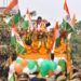 क्रिकेटर दीप्ति शर्मा के आने पर आगरा में जश्न का माहौल, खुली गाड़ी में 10 किलोमीटर लंबे रोड शो में बरसे उनके ऊपर फूल