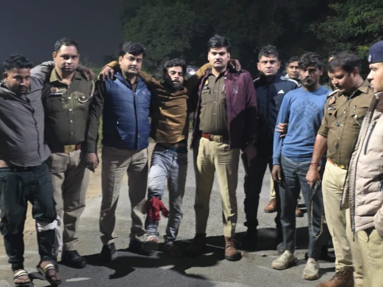 ऑटो चोरी करने वाले बड़े गैंग से एत्माउद्दौला पुलिस की मुठभेड़, दो के पैर में लगी गोली