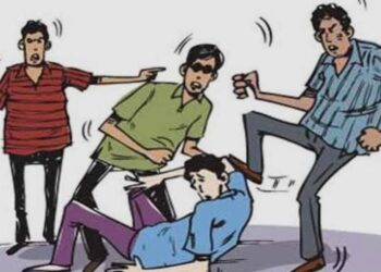 जमीन के विवाद को लेकर दो पक्ष भिड़े, चले लाठी और डंडे