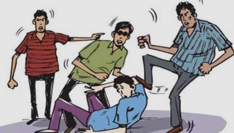 जमीन के विवाद को लेकर दो पक्ष भिड़े, चले लाठी और डंडे