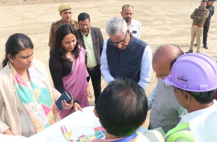मंडलायुक्त ने प्रमुख निर्माणाधीन परियोजनाओं का मौके पर जाकर निरीक्षण किया