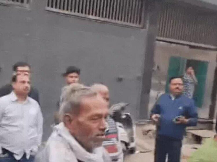 कमला नगर में भाजपा पार्षद ने स्कूटी सवार को पीटा, हंगामा