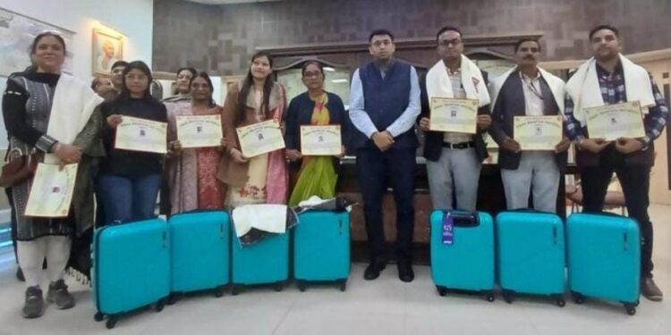 उत्कृष्ट कार्य करने वाले बूथ लेवल अधिकारियों (BLOS) को डीएम ने किया सम्मानित