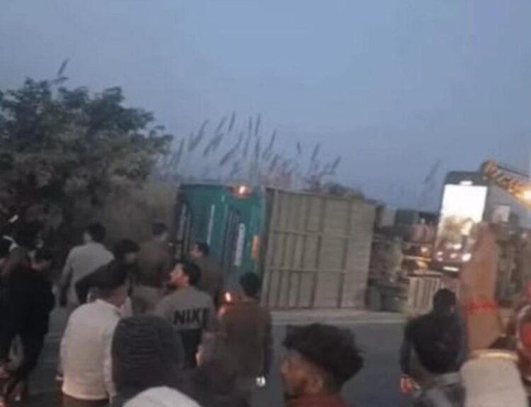 आगरा-जयपुर हाईवे पर स्लीपर बस पलटी, कई यात्री हुए घायल
