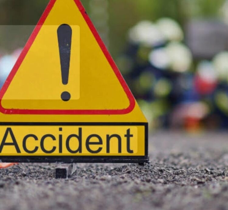 आगरा-लखनऊ एक्सप्रेसवे पर कार आगे चल रहे ट्रक में घुसी, एक कि मौत