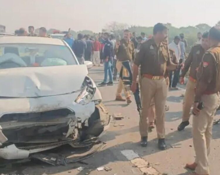 आगरा-लखनऊ एक्सप्रेसवे पर तीन कारों में भिड़ंत, चार घायल