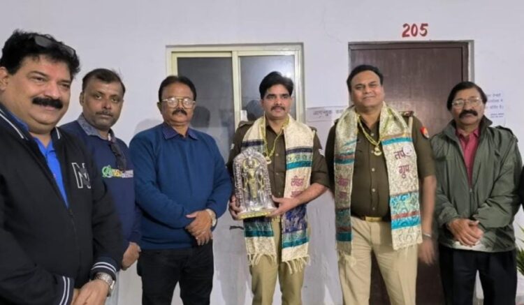 आग में फंसे लोगों की जिंदगी बचाने वाले फायर कर्मी का हुआ सम्मान