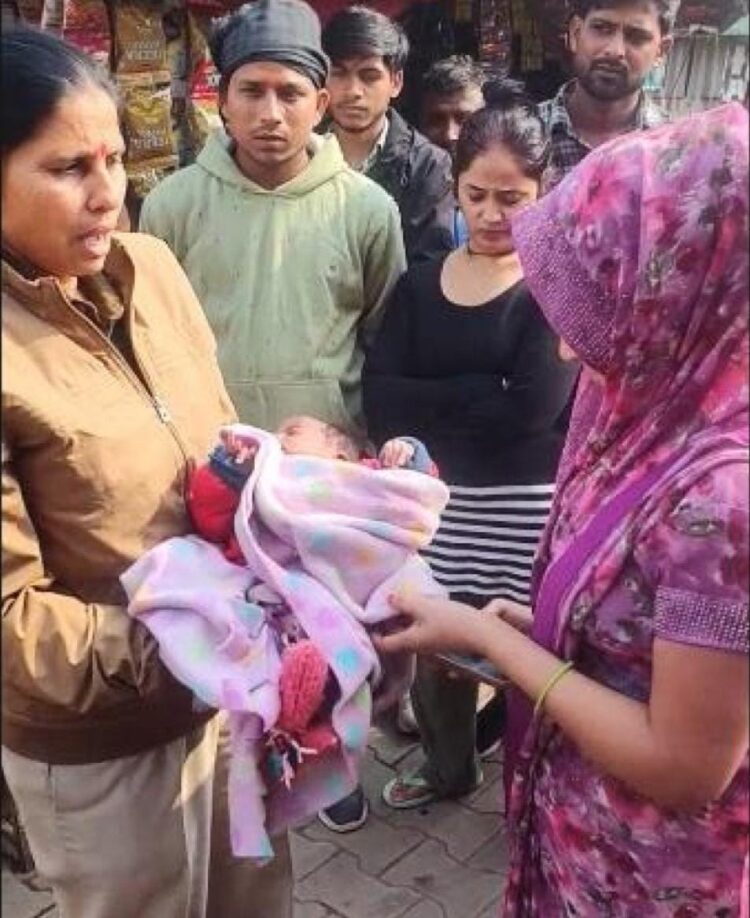 सड़क किनारे लावारिस पड़ी बच्ची को देखकर राहगीरों में मची अफरा-तफरी