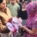 सड़क किनारे लावारिस पड़ी बच्ची को देखकर राहगीरों में मची अफरा-तफरी