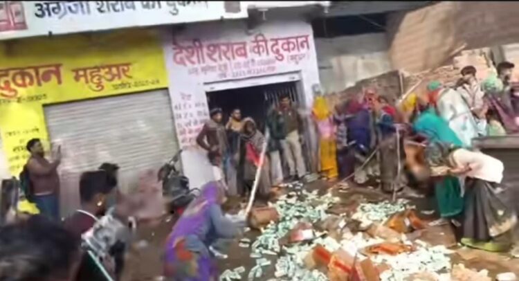 किरावली में शराब के ठेके पर पहुंचकर महिलाओं ने की तोड़फोड़