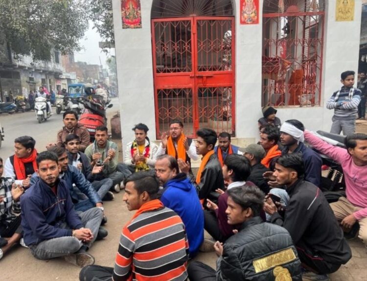 मंदिरों के पास मांस की दुकान होने पर विहिप और बजरंग दल का हंगामा