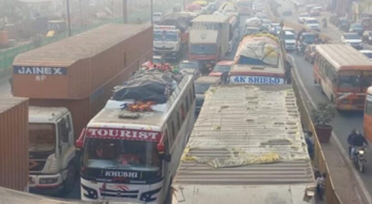 आगरा में जाम की समस्या से लोग हर रोज परेशान, पुलिस खुलवाने में नाकाम