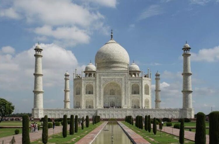 साल के पहले दिन कड़ाके की सर्दी और रिमझिम बारिश में 65 हजार लोगों ने ताजमहल का किया दीदार
