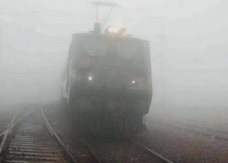कोहरे की वजह से कई ट्रेन हुईं घंटों लेट, यात्री हुए परेशान