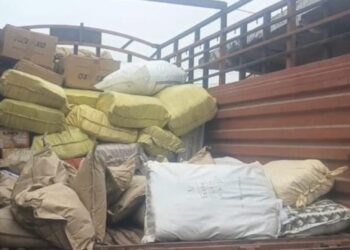 पिनाहट में 250 किलोग्राम संदिग्ध पाउडर पकड़ा गया