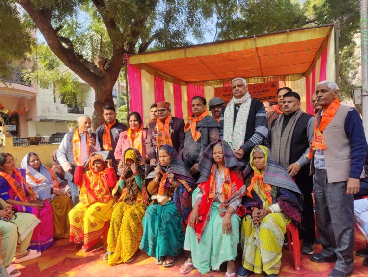 क्षत्रिय सभा यमुना पार शाखा द्वारा जरूरतमंदों को बांटे गए कंबल