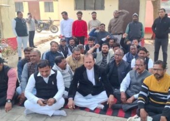 बाह में लेखपाल ने पकड़ा अधिवक्ता का गला, अधिवक्ताओं ने किया हंगामा