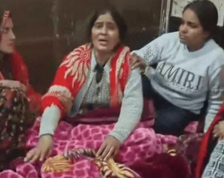 युवक राज चौहान की हत्या के बाद घर में छाया मातम, पुलिस हत्यारों की तलाश में जुटी