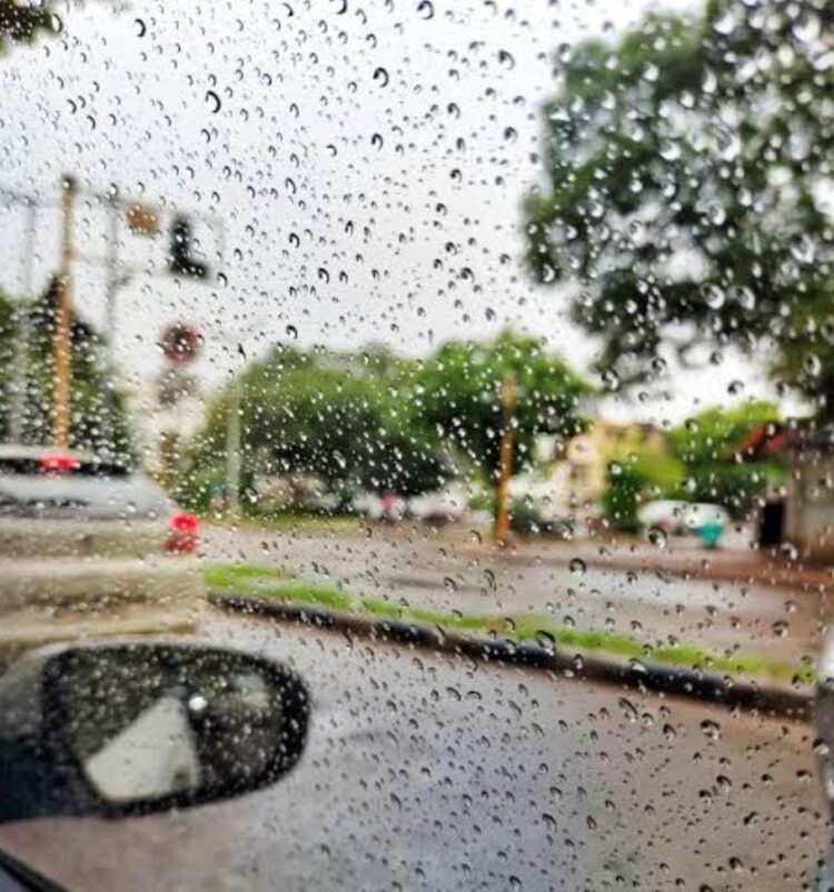 ताजनगरी में सर्द हवाओं और बारिश से मौसम का मिजाज बदला