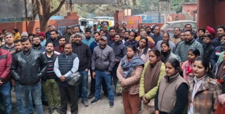 आगरा में बैंकों की हड़ताल से कामकाज ठप,पांच दिन के कार्य सप्ताह की मांग पर बैंककर्मी अड़े