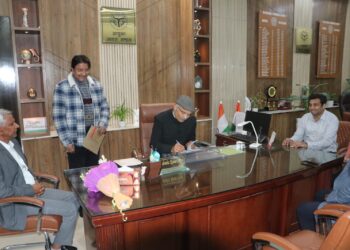 नवागत मंडलायुक्त ने लिया चार्ज, बोले- विकास कार्यों को गति दिलाना रहेगी प्रमुख प्राथमिकता