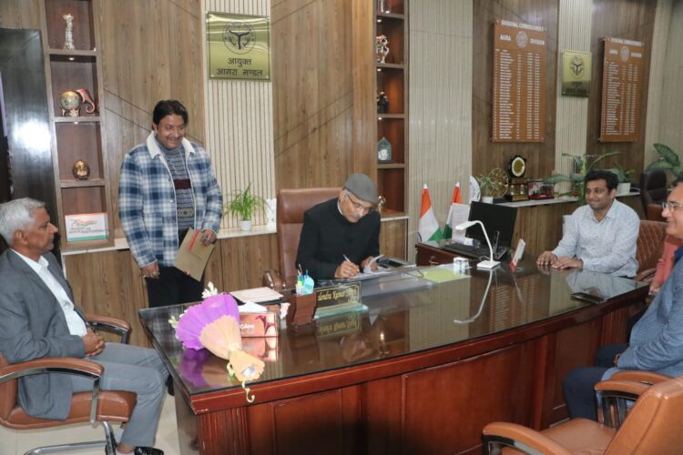 नवागत मंडलायुक्त ने लिया चार्ज, बोले- विकास कार्यों को गति दिलाना रहेगी प्रमुख प्राथमिकता