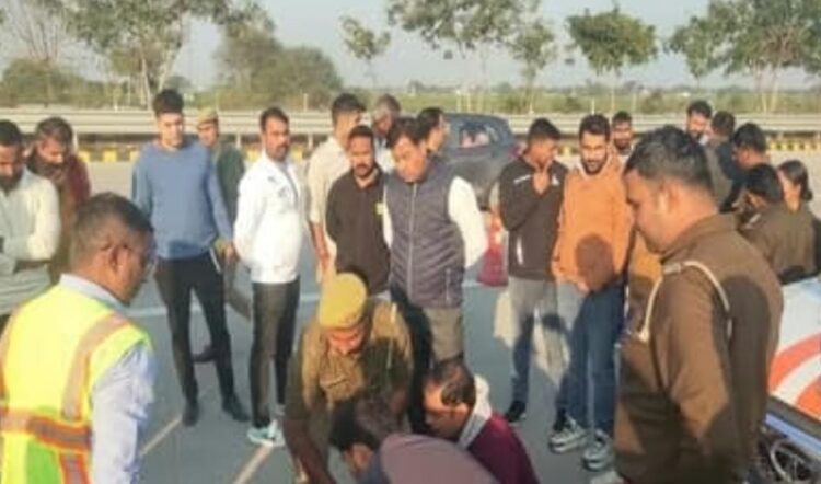 यमुना एक्सप्रेसवे पर महिला की हत्या कर शव फेंका