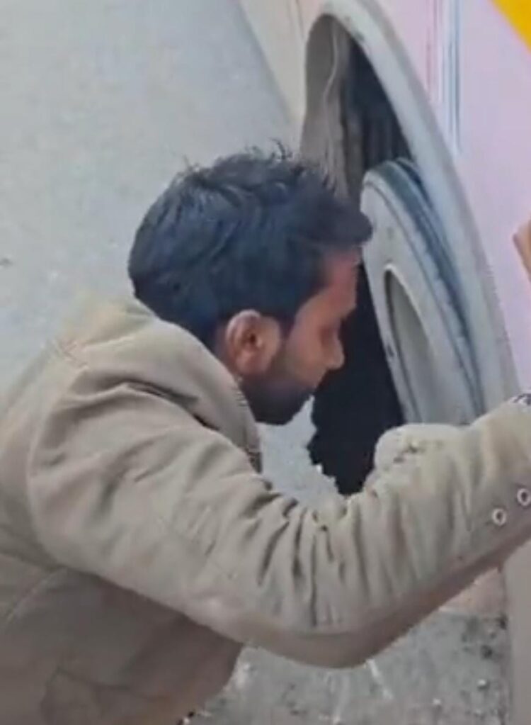 मदिया कटरा तिराहे पर अचानक सड़क धंसी, बस का पहिया फंसा, मची चीख पुकार