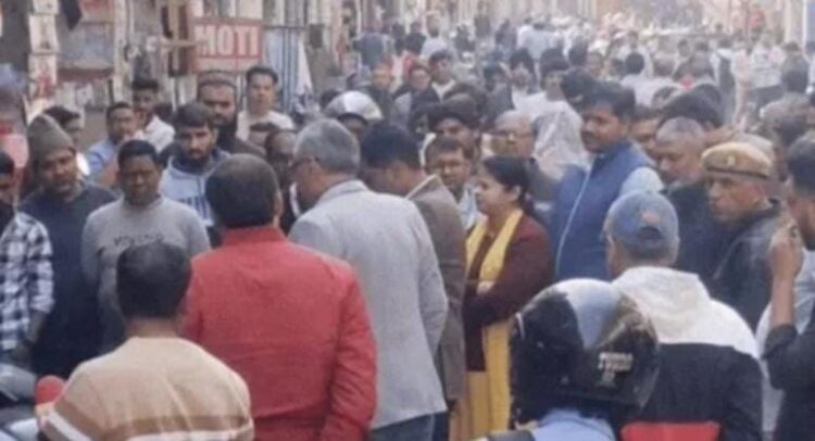 राजस्व विभाग की टीम राजा मंडी मार्केट में पैमाइश करने पहुंची, मची खलबली