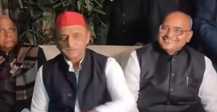 आगरा में अखिलेश यादव बोले- यमुना जैसी थी वैसी ही है, सड़क उखड़ी है, नाले खुले पड़े हैं, चारों तरफ गंदगी