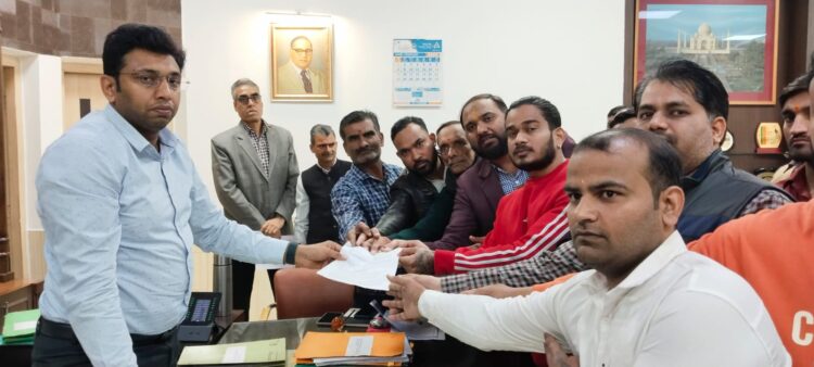 75 वर्ष पुराने लाभचंद मार्केट पर संकट की आशंका:  दुकानदारों ने डीएम से मांगा संरक्षण