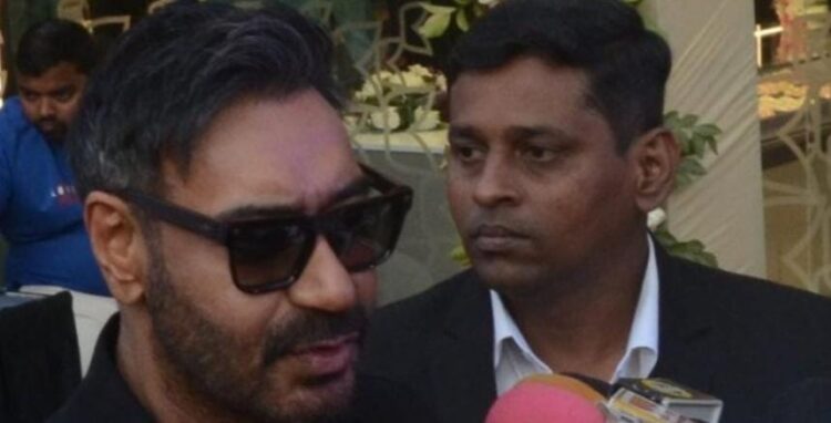 एमजी रोड पर अभिनेता अजय देवगन की एक झलक पाने को उमड़ी भारी भीड़