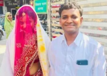 आंगनबाड़ी भर्ती इंटरव्यू में शादी के परिधान में इंटरव्यू देने पहुंचे दूल्हा दुल्हन