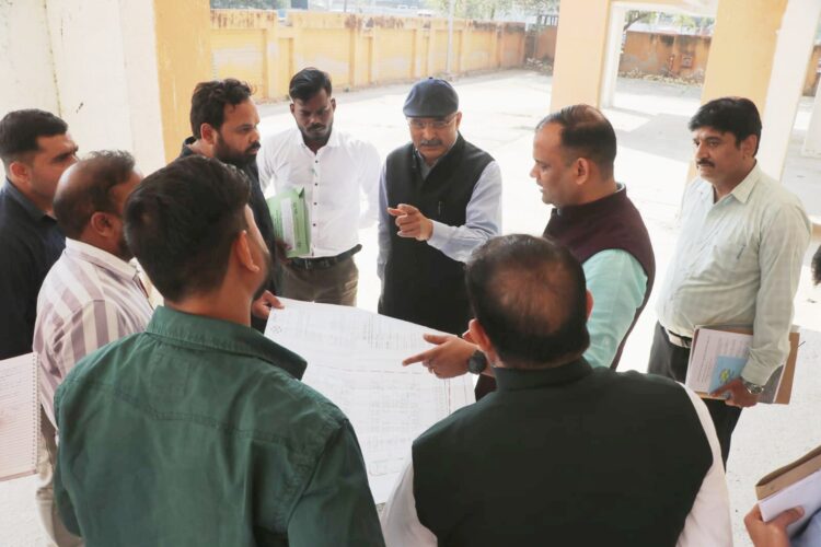 मंडलायुक्त को आवास विकास परिषद की ग्रीन एनक्लेव बिल्डिंग मिली जर्जर और बदतर हालत में