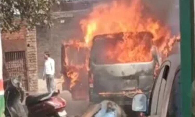 फतेहाबाद में गैराज में लगी भीषण आग, चार पाहन जलकर खाक, दो झुलसे