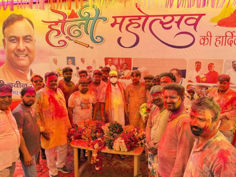 हर्षोल्लास और पारंपरिक उत्साह के साथ मनाया होली मिलन समारोह