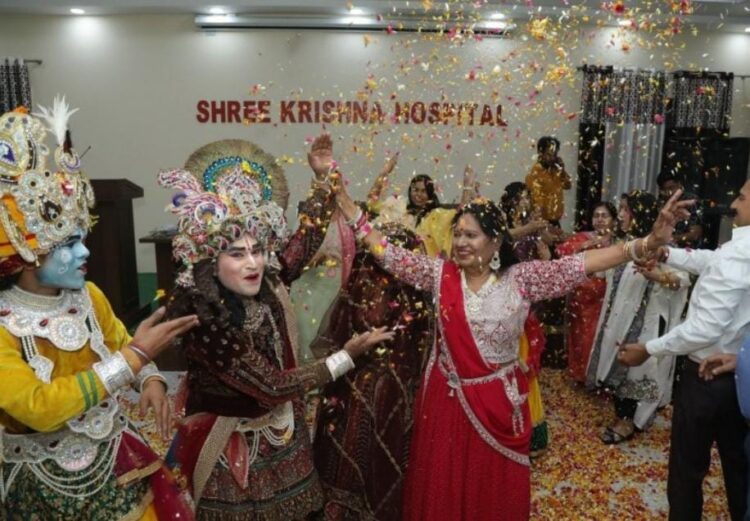 होली मिलन समारोह में रंग-गुलाल, फूलों की खेली गई होली