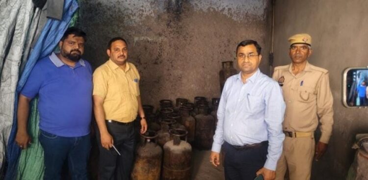 गोयल डेयरी पर औचक छापे में 42 कमर्शियल गैस सिलेंडर बरामद किए गए
