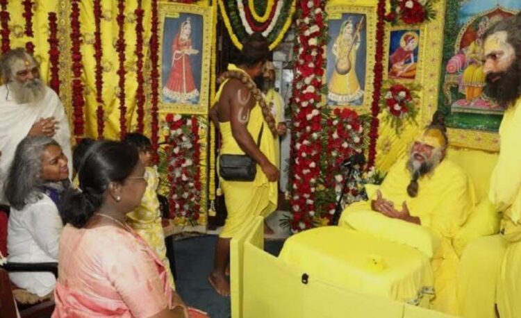 जोरदार बारिश के बीच राष्ट्रपति संत प्रेमानंद महाराज के आश्रम पहुंचीं