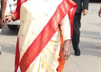 राष्ट्रपति द्रौपदी मुर्मू ने नंगे पैर की गोवर्धन परिक्रमा, ‘राधे राधे’ से गूंजा मार्ग